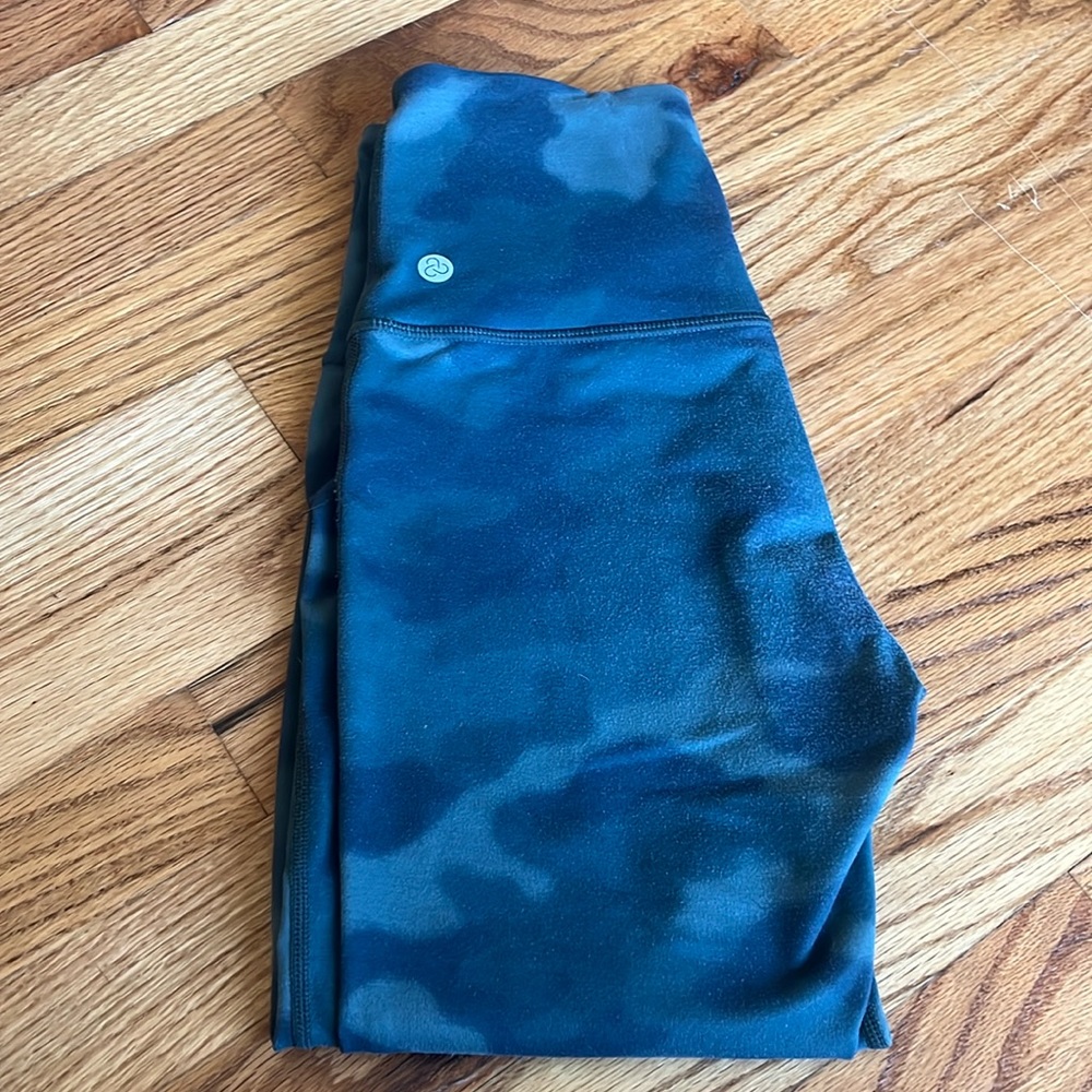 Zella 
LIVE IN HIGH WAIST CROP LEGGINGS IN GREEN PONDEROSA CAMO BLUR